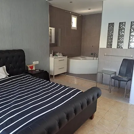 Habitación en casa particular Private In Huge Penthouse 1st Line Puerto Banus, Incredible Views, Jacuzzis Marbella