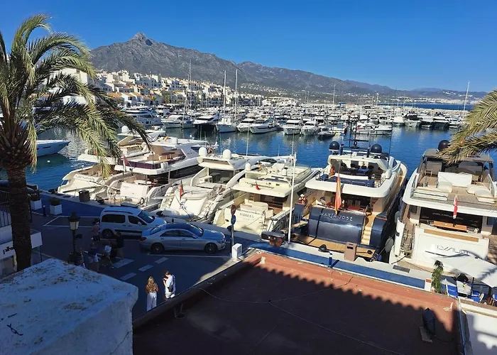 Private In Huge Penthouse 1st Line Puerto Banus, Incredible Views, Jacuzzis Habitación en casa particular Marbella