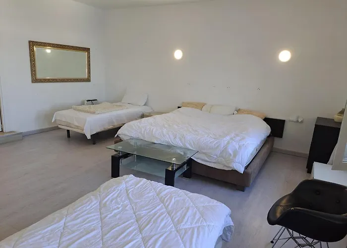 Private In Huge Penthouse 1st Line Puerto Banus, Incredible Views, Jacuzzis Habitación en casa particular *