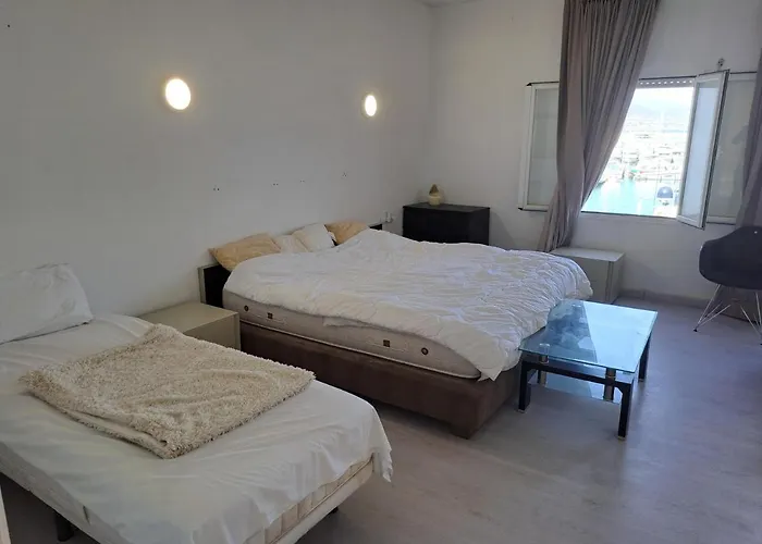 Private In Huge Penthouse 1st Line Puerto Banus, Incredible Views, Jacuzzis Habitación en casa particular