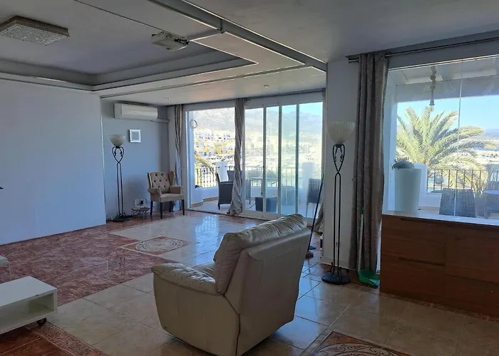 Habitación en casa particular Private In Huge Penthouse 1st Line Puerto Banus, Incredible Views, Jacuzzis