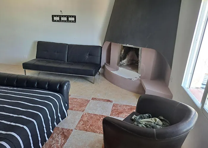 Private In Huge Penthouse 1st Line Puerto Banus, Incredible Views, Jacuzzis Habitación en casa particular