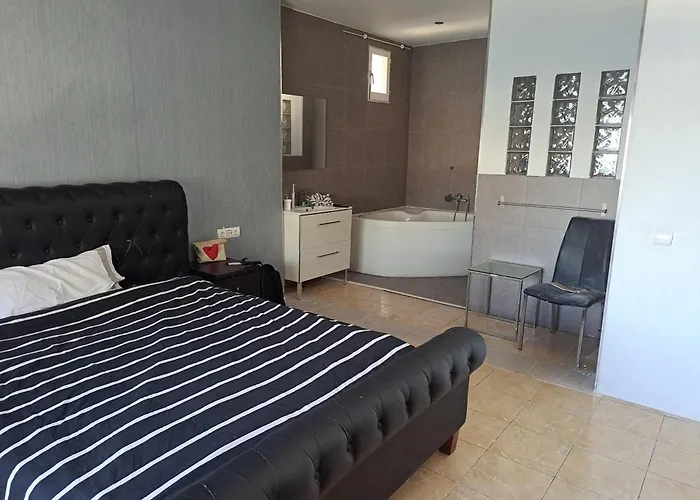 Habitación en casa particular Private In Huge Penthouse 1st Line Puerto Banus, Incredible Views, Jacuzzis Marbella