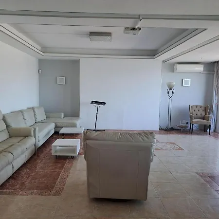 Habitación en casa particular Private In Huge Penthouse 1st Line Puerto Banus, Incredible Views, Jacuzzis