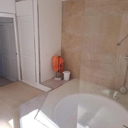 Δωμάτια σε οικογενειακή κατοικία Private In Huge Penthouse 1st Line Puerto Banus, Incredible Views, Jacuzzis *