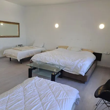 Private In Huge Penthouse 1st Line Puerto Banus, Incredible Views, Jacuzzis Δωμάτια σε οικογενειακή κατοικία *