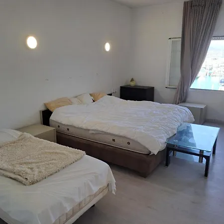 Private In Huge Penthouse 1st Line Puerto Banus, Incredible Views, Jacuzzis Δωμάτια σε οικογενειακή κατοικία