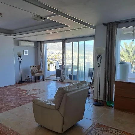 Δωμάτια σε οικογενειακή κατοικία Private In Huge Penthouse 1st Line Puerto Banus, Incredible Views, Jacuzzis