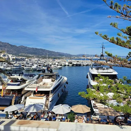 Private In Huge Penthouse 1st Line Puerto Banus, Incredible Views, Jacuzzis Δωμάτια σε οικογενειακή κατοικία Μαρμπέλλα