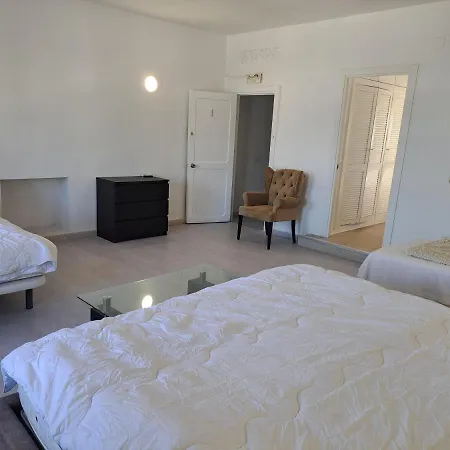 Private In Huge Penthouse 1st Line Puerto Banus, Incredible Views, Jacuzzis Δωμάτια σε οικογενειακή κατοικία *