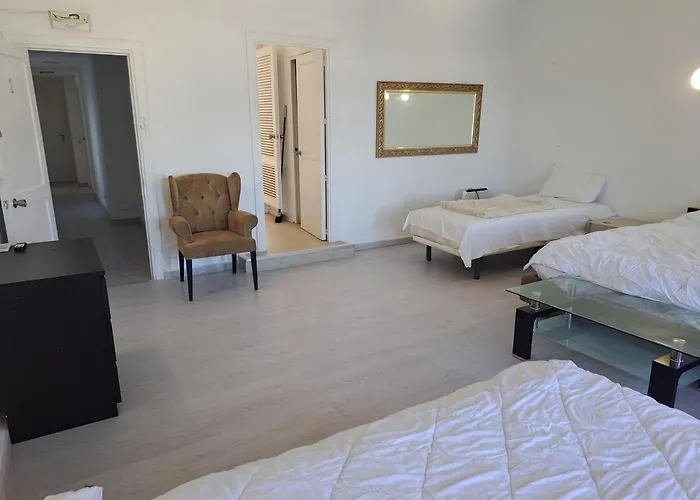 Private In Huge Penthouse 1st Line Puerto Banus, Incredible Views, Jacuzzis מארבלה